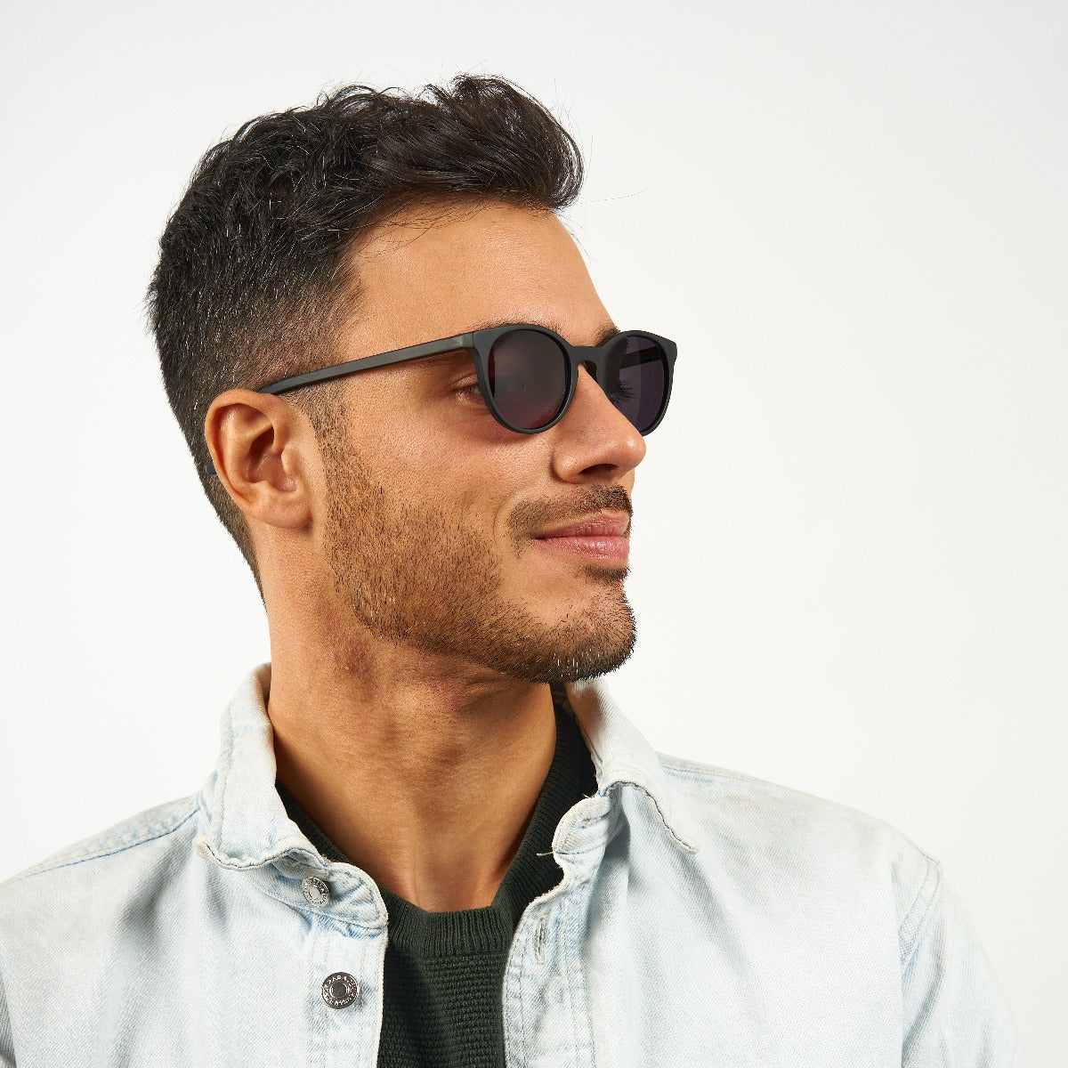 Luxreaders stylish Men's Örebro Black Sunglasses. Made from Acetate in a Iconic shape.