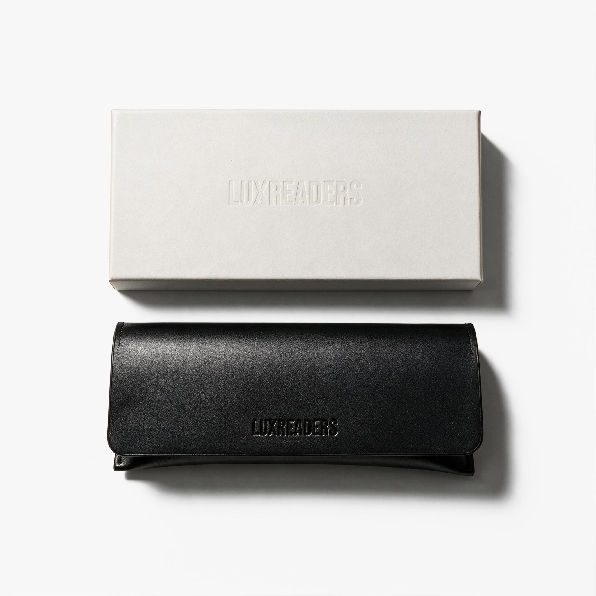 Embalaje Luxreaders Premium 2026: caja blanca y estuche negro para gafas