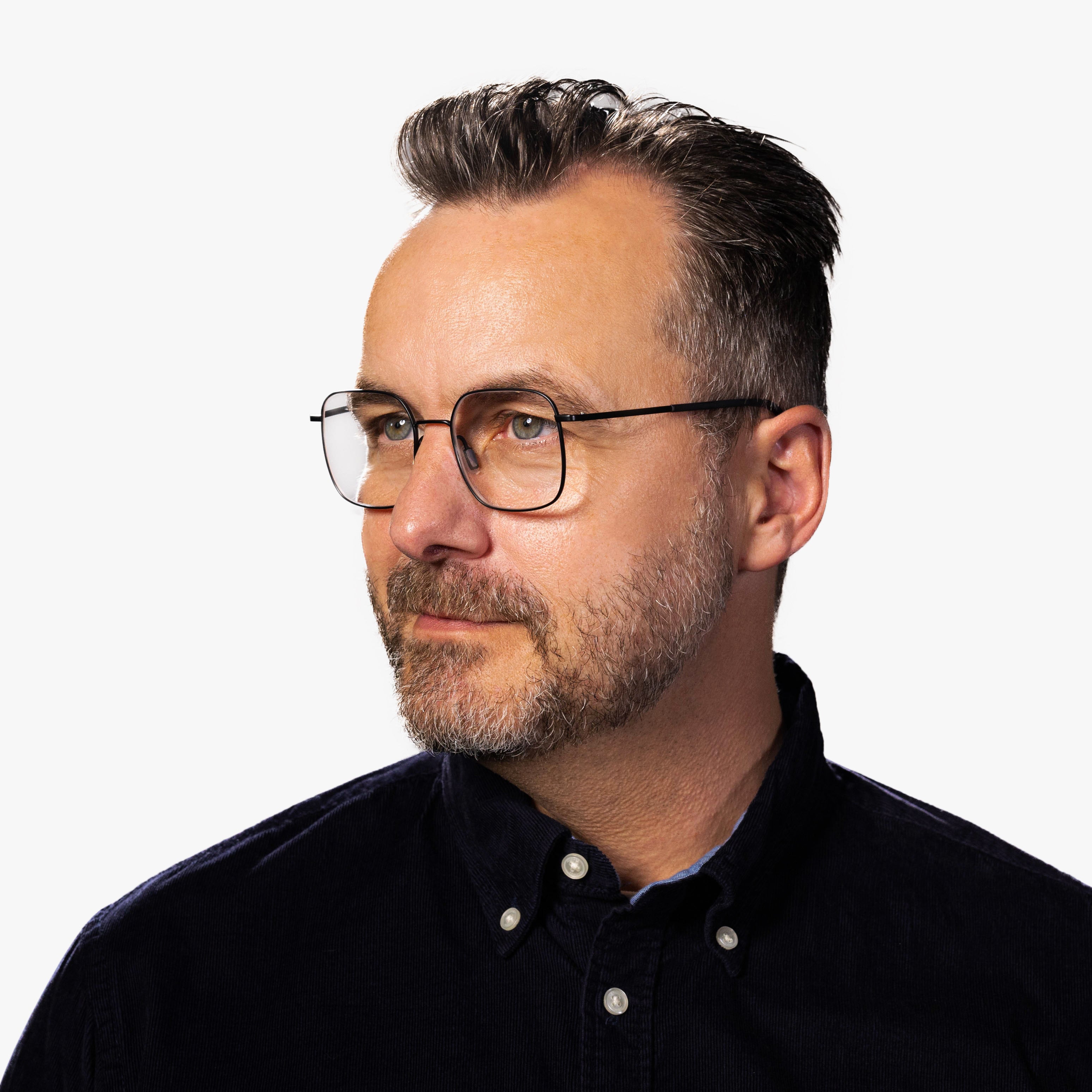 Person wearing Men's Båstad Black glasses in a classic style