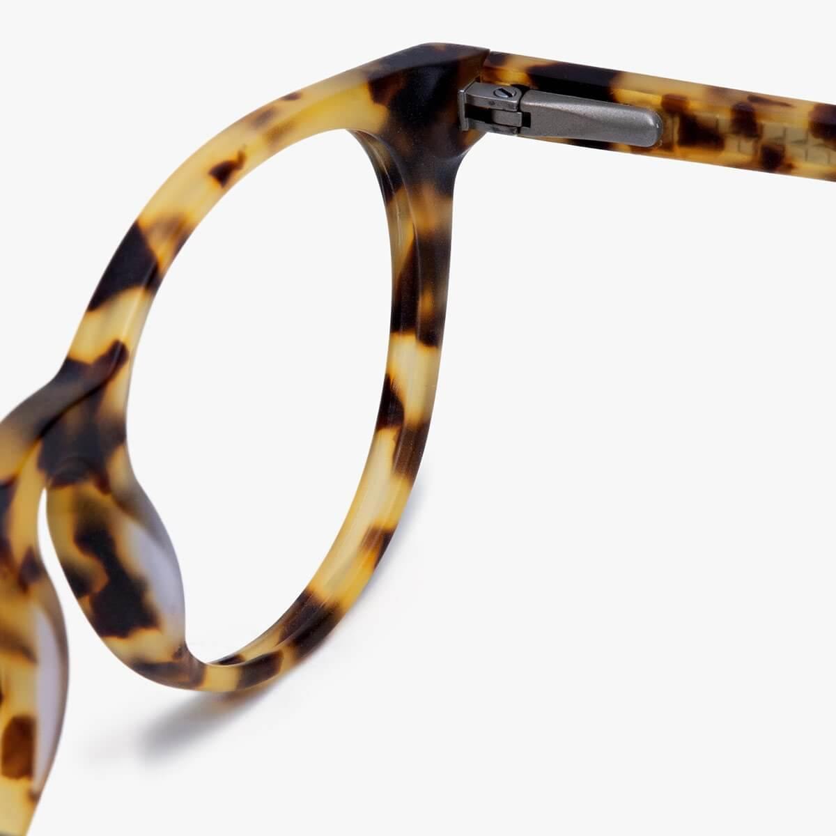Tortoise-shell patterned glasses with round frame and durable hinge